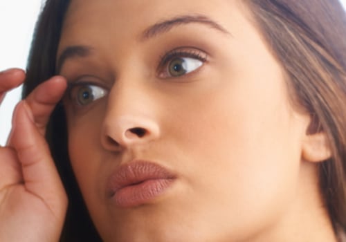 What does eyelash glue allergy look like?